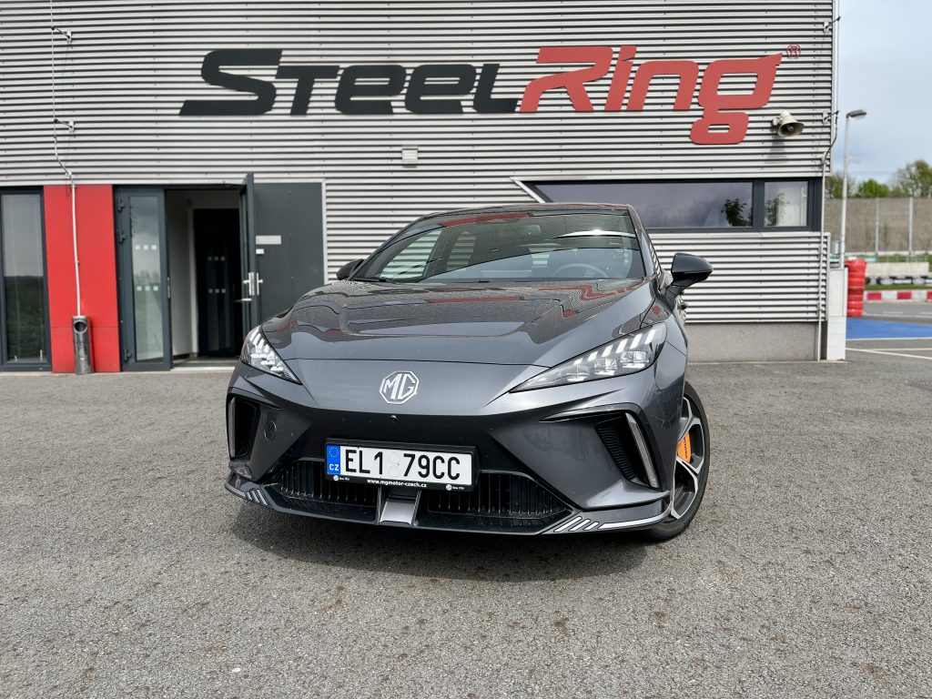 Tom z Daddy’s Garage a MG4 XPower: Okruhový test aneb ostrý čínský elektromobil v akci na SteelRingu!