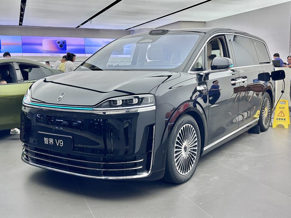 Luxusní minivan Luxeed V9