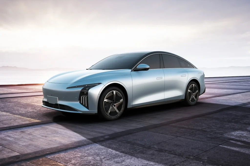 Elektrický fastback Dongfeng S7 v modré barvě