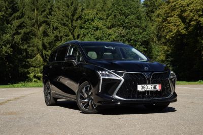 Dongfeng U-Tour: sedmimístné MPV s výbavou za cenu SUV