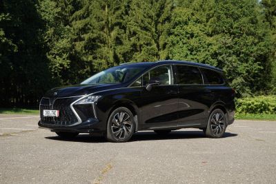Dongfeng zlevňuje modely T5 Evo a U-Tour o 100 000 Kč