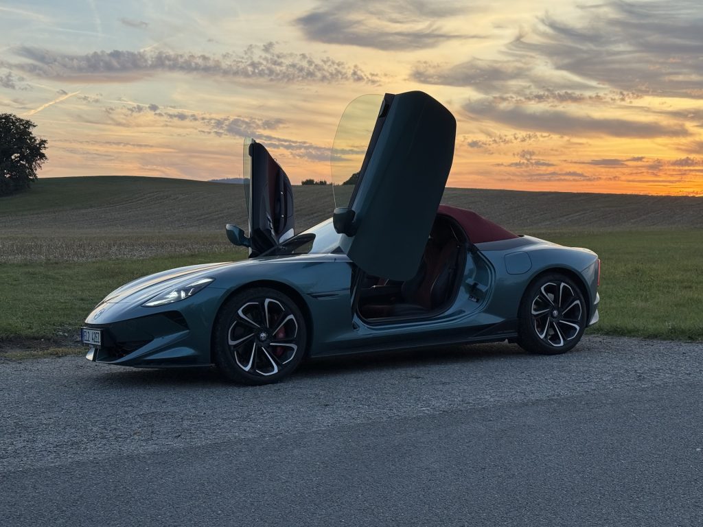 Elektro cabriolet MG Cyberster tahá pozornost víc než kdejaké Porsche. Jako fakt!